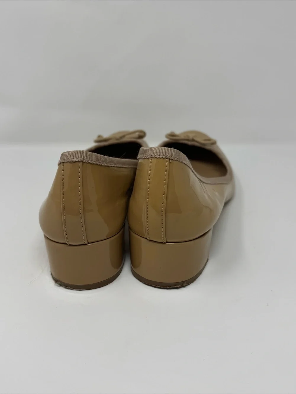 Tory Burch Beige Patent Leather Heels with Logo Charm